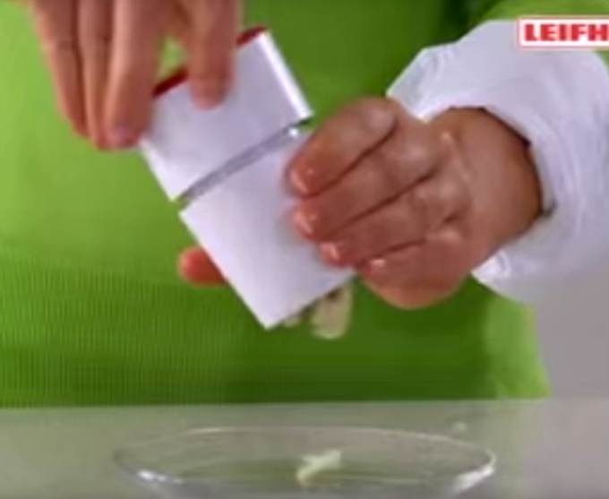 Leifheit Comfortline Garlic Slicer – Cool Tools