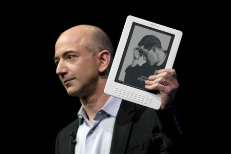Bezos With Kindle Dx 763